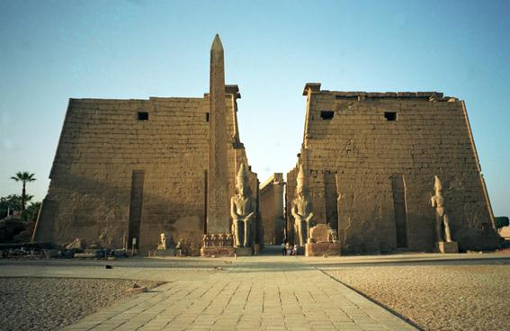 fachada templo luxor