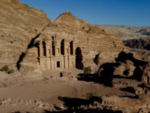 Petra: Ciudad Esculpida en la Roca